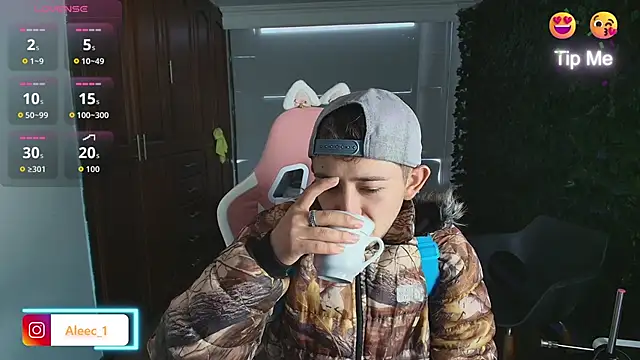 Snapshot of Aleecandrews chatting on October 2025 07:04:02 PM Aleecandrews online show from October 2025 07:04:02 PM