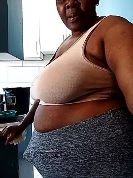 Snapshot of CuteHugeAxx chatting on September 2025 11:00:02 AM CuteHugeAxx online show from September 2025 11:00:02 AM