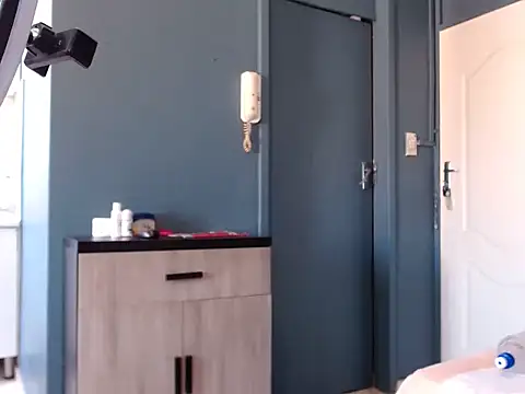 Snapshot of CuteHugeAxx chatting on October 2025 12:35:01 PM CuteHugeAxx online show from October 2025 12:35:01 PM