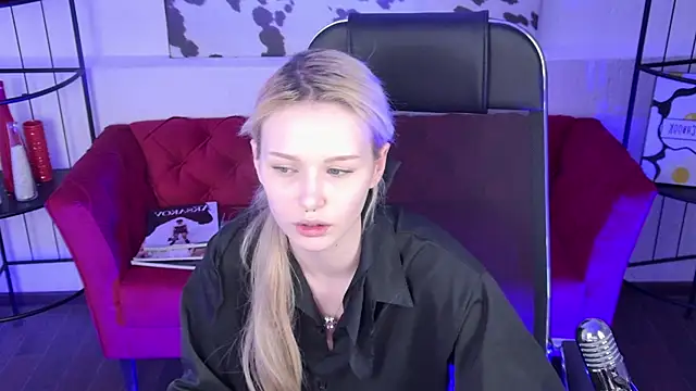 Snapshot of AvaDaviis chatting on February 2026 01:32:02 PM AvaDaviis online show from February 2026 01:32:02 PM