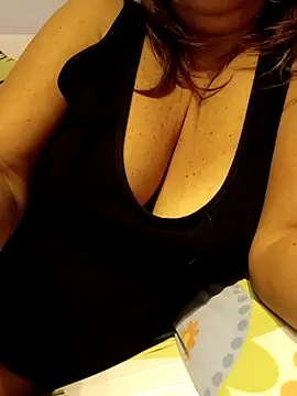 Snapshot of fuffettina chatting on October 2025 09:13:02 AM fuffettina online show from October 2025 09:13:02 AM