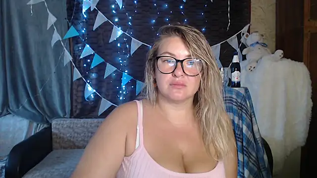 Snapshot of NikaSkylink chatting on September 2025 03:21:01 AM NikaSkylink online show from September 2025 03:21:01 AM