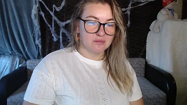 Snapshot of NikaSkylink chatting on November 2025 04:36:01 AM NikaSkylink online show from November 2025 04:36:01 AM