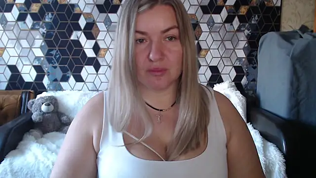 Snapshot of NikaSkylink chatting on February 2026 05:56:01 AM NikaSkylink online show from February 2026 05:56:01 AM