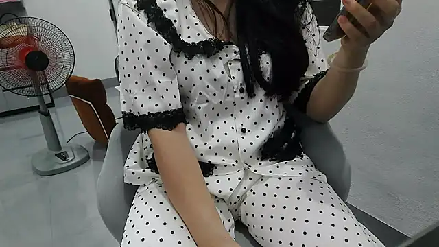 Emachiii online show from May 2026 12:32:01 PM