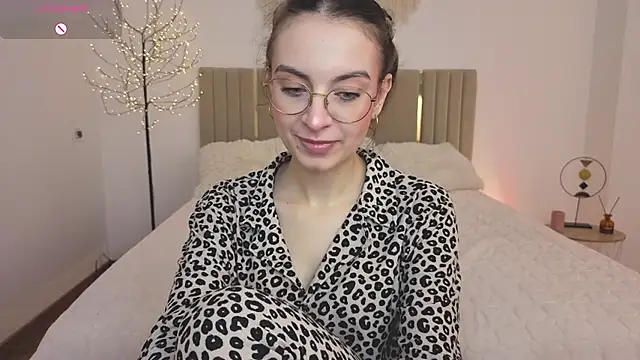 Real cutie1 online show from April 2026 01:02:01 PM