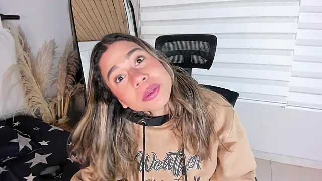 Snapshot of Rachell_criss chatting on November 2025 04:01:02 AM Rachell criss online show from November 2025 04:01:02 AM