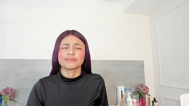 sunnyWhitee online show from April 2026 07:23:01 PM
