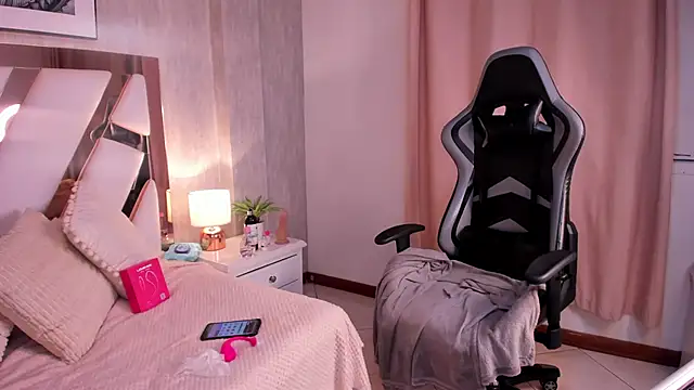 Clhoe Johnson online show from October 2025 02:40:02 AM