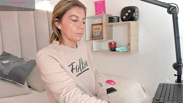 Clhoe Johnson online show from October 2025 02:41:02 AM