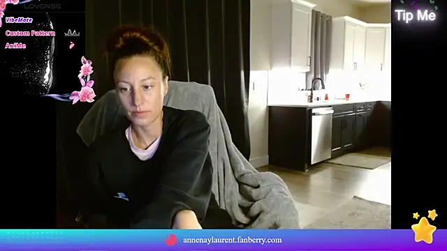 Snapshot of AnneNay chatting on March 2026 04:27:01 AM AnneNay online show from March 2026 04:27:01 AM