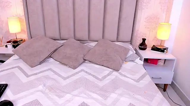 ShaynaHosk online show from June 2026 06:17:02 PM