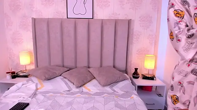 ShaynaHosk online show from June 2026 07:40:01 PM