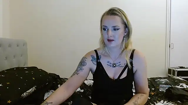 EmiWinters23 online show from October 2025 09:39:02 PM