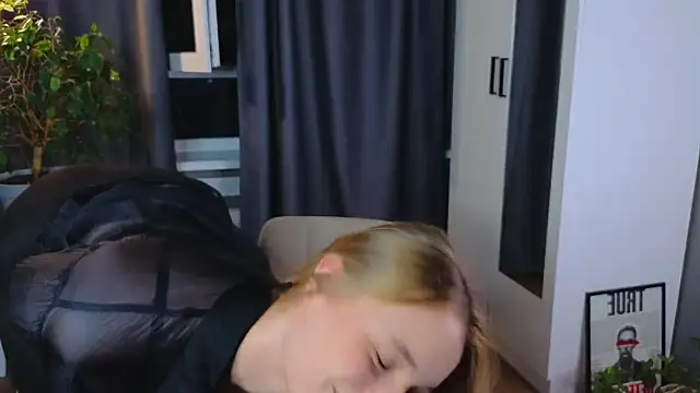 Snapshot of lisa_schiele chatting on October 2025 08:29:02 PM lisa schiele online show from October 2025 08:29:02 PM