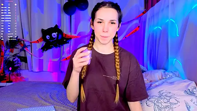 Snapshot of -CindyLou chatting on October 2025 08:43:01 PM -CindyLou online show from October 2025 08:43:01 PM