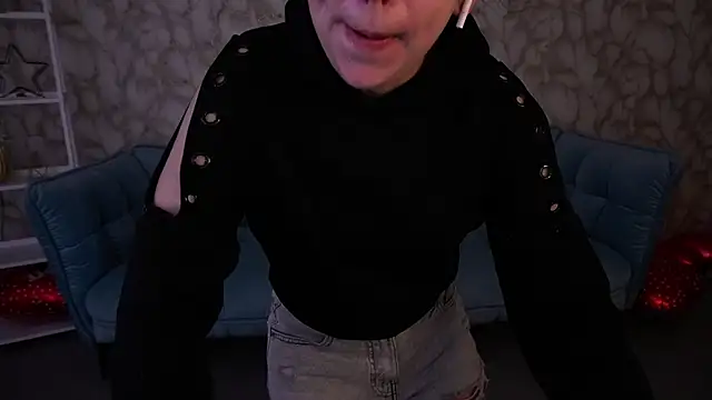 LiviaShy online show from April 2026 07:22:02 PM