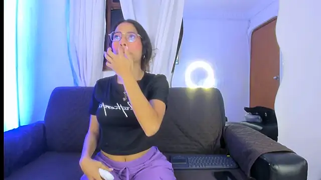 Snapshot of Akira_Hime chatting on October 2025 02:45:01 AM Akira Hime online show from October 2025 02:45:01 AM