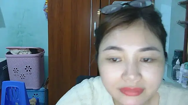 Snapshot of Uhem112 chatting on October 2025 03:48:01 AM Uhem112 online show from October 2025 03:48:01 AM