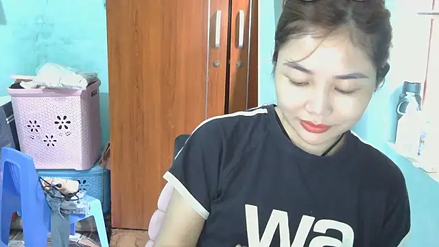 Snapshot of Uhem112 chatting on October 2025 01:14:02 AM Uhem112 online show from October 2025 01:14:02 AM