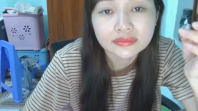 Snapshot of Uhem112 chatting on October 2025 01:20:01 PM Uhem112 online show from October 2025 01:20:01 PM