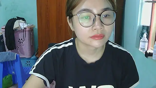 Snapshot of Uhem112 chatting on October 2025 01:52:02 AM Uhem112 online show from October 2025 01:52:02 AM