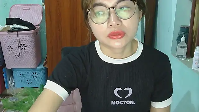 Snapshot of Uhem112 chatting on October 2025 01:06:01 AM Uhem112 online show from October 2025 01:06:01 AM