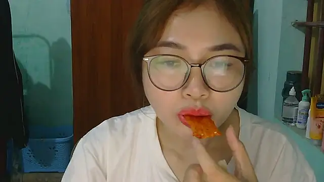 Snapshot of Uhem112 chatting on October 2025 12:47:02 AM Uhem112 online show from October 2025 12:47:02 AM