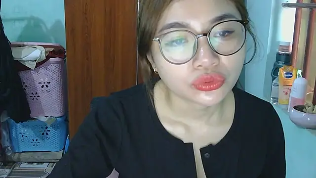 Snapshot of Uhem112 chatting on October 2025 01:17:01 AM Uhem112 online show from October 2025 01:17:01 AM