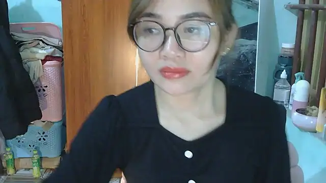 Snapshot of Uhem112 chatting on November 2025 12:49:01 PM Uhem112 online show from November 2025 12:49:01 PM