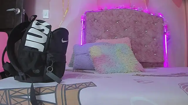 violet taylor  online show from January 2026 02:15:01 AM