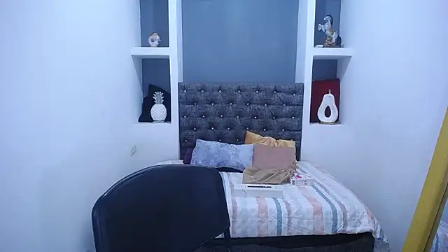 Snapshot of LauraMossart chatting on October 2025 03:04:01 AM LauraMossart online show from October 2025 03:04:01 AM