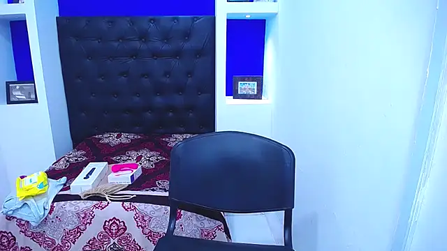 Snapshot of LauraMossart chatting on November 2025 11:13:01 PM LauraMossart online show from November 2025 11:13:01 PM