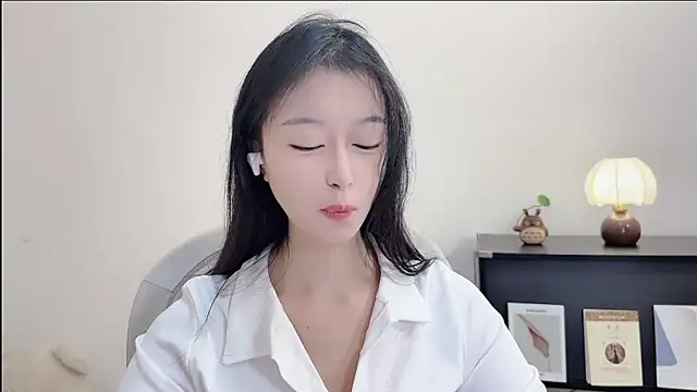 Snapshot of Onechestnut chatting on October 2025 06:16:02 AM Onechestnut online show from October 2025 06:16:02 AM