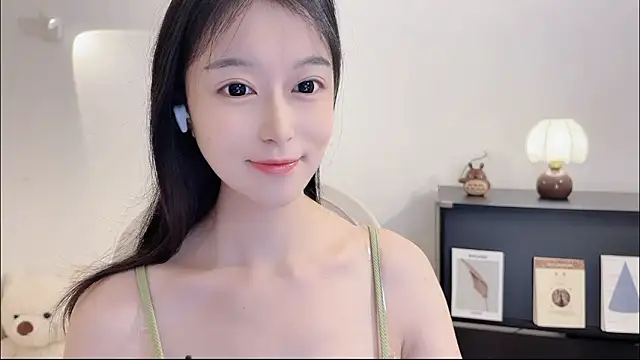 Snapshot of Onechestnut chatting on October 2025 12:33:01 PM Onechestnut online show from October 2025 12:33:01 PM