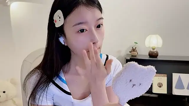 Snapshot of Onechestnut chatting on November 2025 06:13:01 AM Onechestnut online show from November 2025 06:13:01 AM