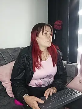 Snapshot of carolinhe_ chatting on October 2025 07:47:02 PM carolinhe online show from October 2025 07:47:02 PM