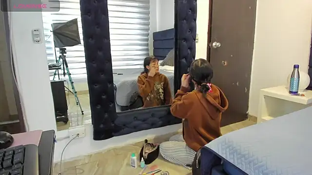 CHARLOTTE KNOX online show from October 2025 12:04:02 PM