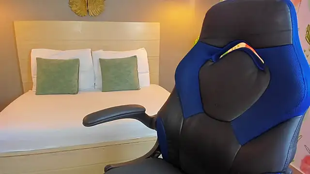 Snapshot of kitty_sweeety_ chatting on November 2025 12:38:01 PM kitty sweeety online show from November 2025 12:38:01 PM