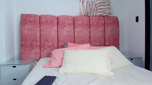 emmacurvy online show from November 2025 03:04:01 AM