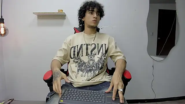 Snapshot of JackesTaylor chatting on November 2025 04:34:02 AM JackesTaylor online show from November 2025 04:34:02 AM