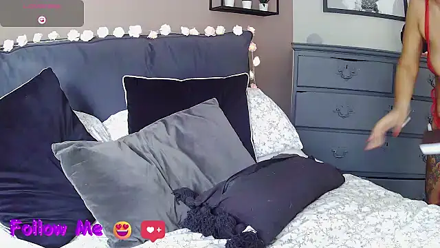 Snapshot of LonelyLucinda chatting on September 2025 09:01:01 AM LonelyLucinda online show from September 2025 09:01:01 AM