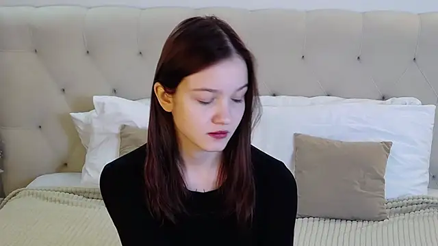 Snapshot of MichelleRoux chatting on November 2025 01:22:04 PM MichelleRoux online show from November 2025 01:22:04 PM