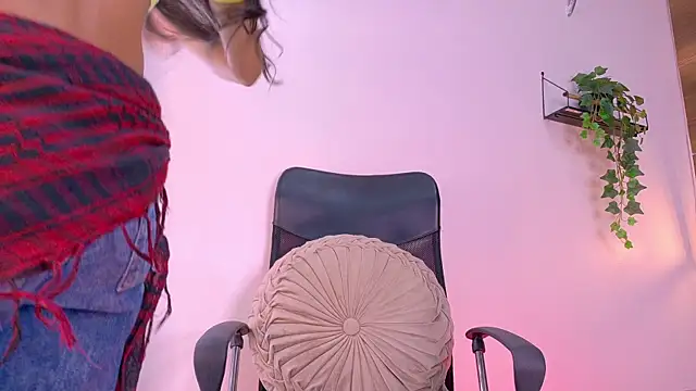 TiffValentinee  online show from October 2025 07:58:02 PM