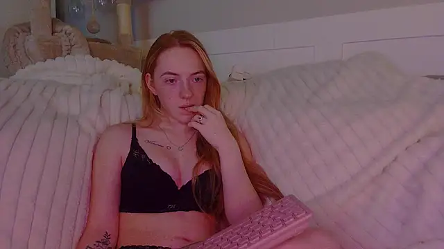 Little-Red21 online show from December 2025 11:45:01 PM