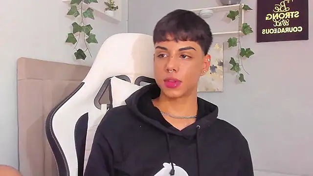 Snapshot of Thomas_wil chatting on November 2025 04:55:02 AM Thomas wil online show from November 2025 04:55:02 AM