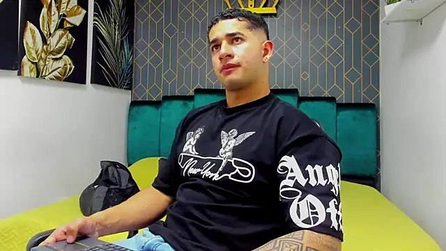 Snapshot of king_falconer chatting on September 2025 08:13:02 AM king falconer online show from September 2025 08:13:02 AM