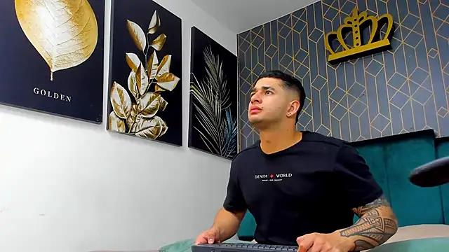 Snapshot of king_falconer chatting on October 2025 12:08:02 AM king falconer online show from October 2025 12:08:02 AM