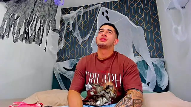 Snapshot of king_falconer chatting on October 2025 11:36:01 PM king falconer online show from October 2025 11:36:01 PM