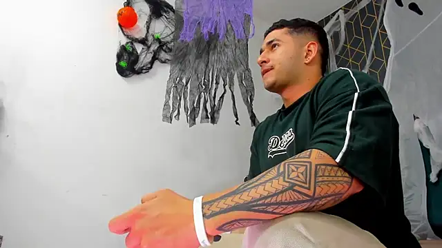 Snapshot of king_falconer chatting on October 2025 04:02:01 AM king falconer online show from October 2025 04:02:01 AM